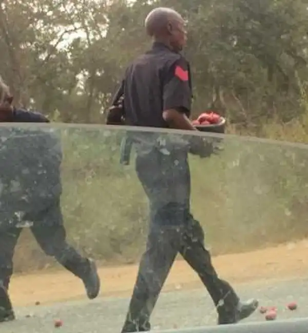 Policemen abandon duty post, fill helmets with onions from moving truck in Kogi [PHOTOS]
